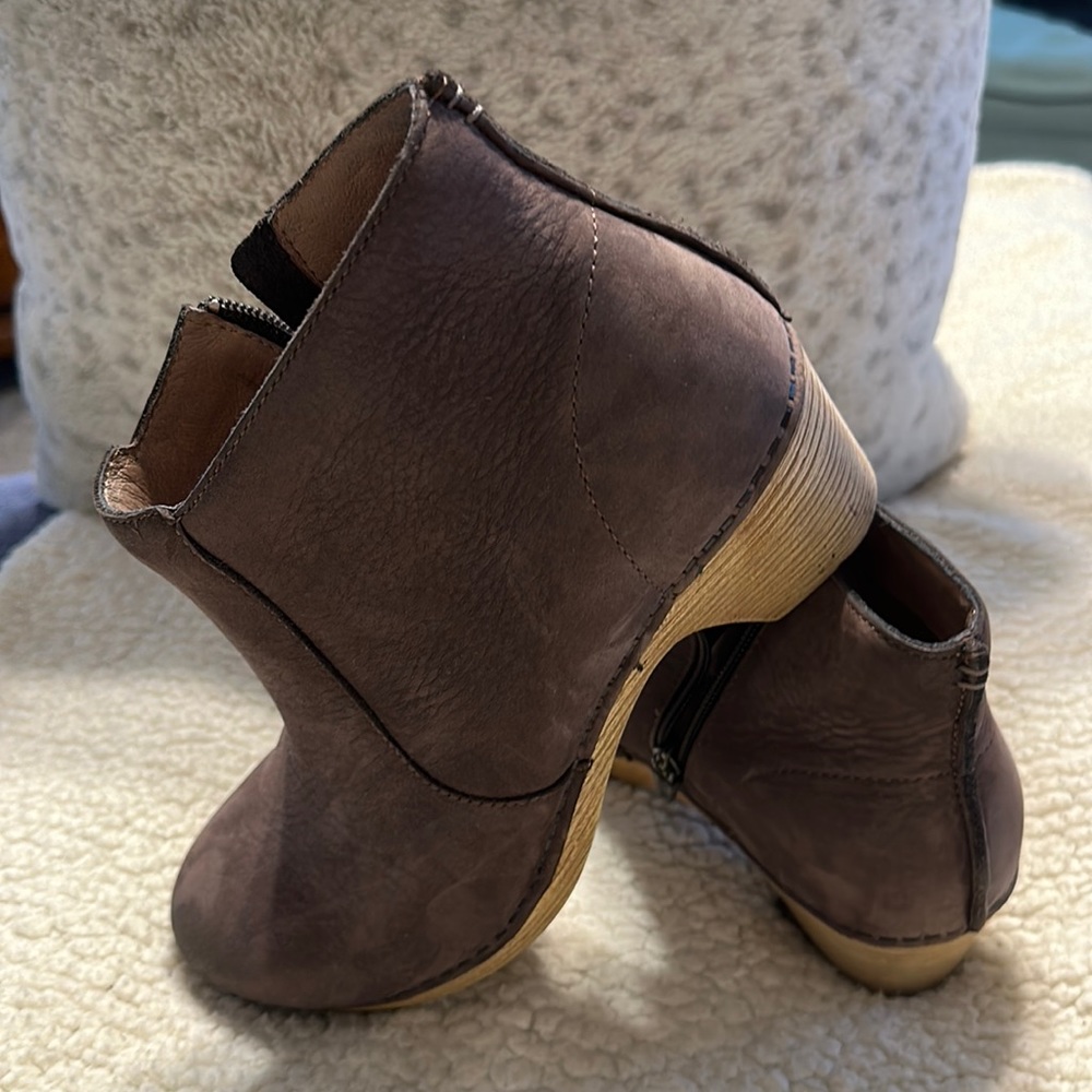 Dansko women’s booties. EUC. Size 38. Chocolate